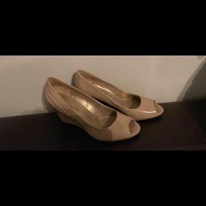 Women size 7.5 peep toe shoes